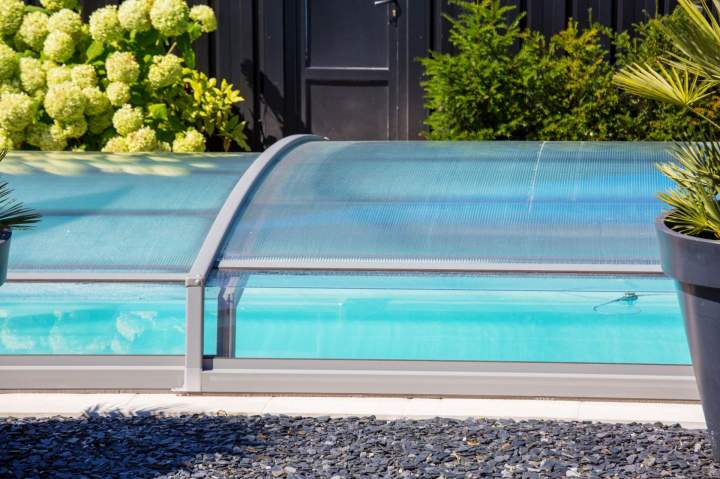 Vérification et inspection abri de piscine
